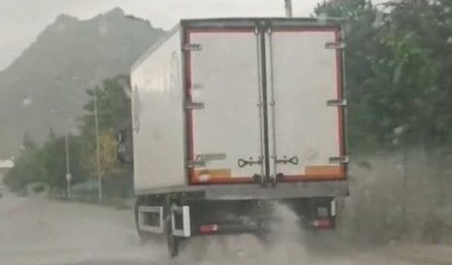 Meteoroloji'nin uyarısı gerçek oldu: Sağanak Eskişehir'i vurdu!