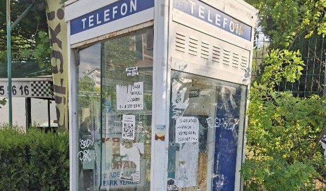 Eskişehir'de zamana meydan okuyan telefon kulübesi