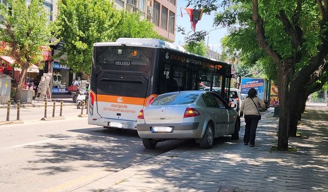 Eskişehir'de caddeye park edilen araç trafiği aksattı!