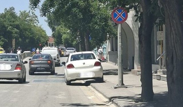 Eskişehir'de araç kaldırım kenarına bırakıldı