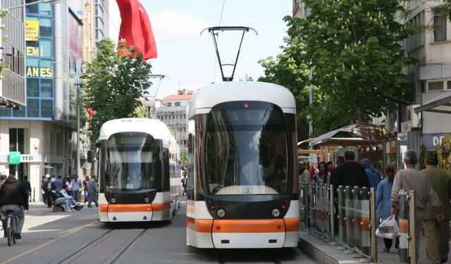Eskişehir'de tramvay kullanacaklar dikkat: Saatlere bakmadan binmeyin!