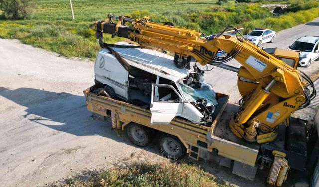 Trenin çarptığı kamyonet sürüklenerek hurdaya döndü!