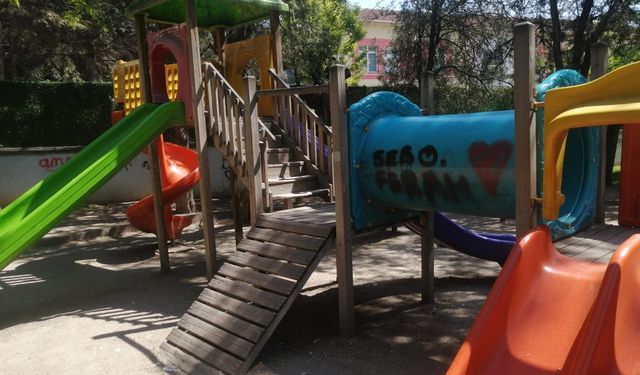 Eskişehir'de vandallar oyun parkını hedef aldı!