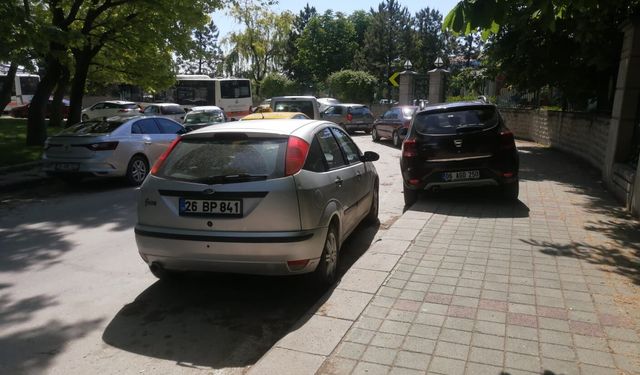 Eskişehir’de kaldırım işgali vatandaşı isyan ettirdi
