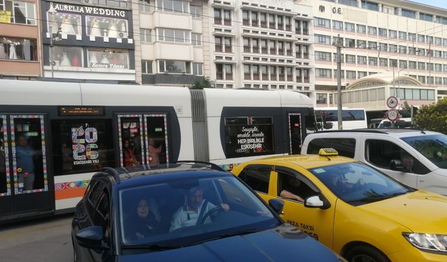Kavşakta kaza Eskişehir'de trafiği felç etti