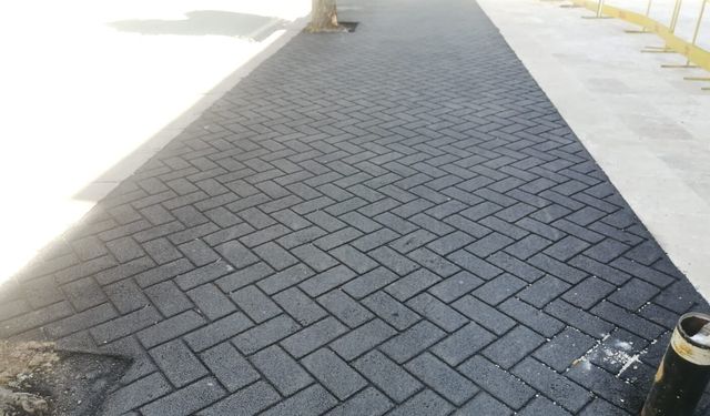 Eskişehir’in işlek caddesinde yaya yolları yenilendi