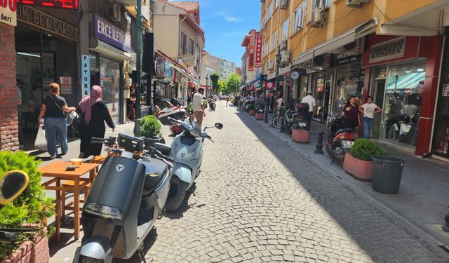 Eskişehir'deki düzensiz park yayalara yer bırakmadı!