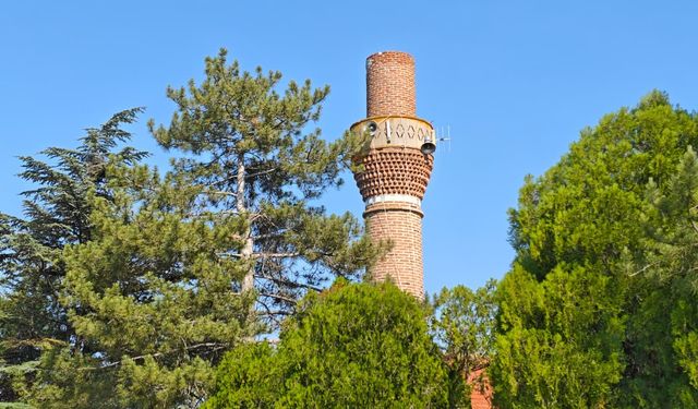 Eskişehir’de yıkılan minare kaderine terk edildi