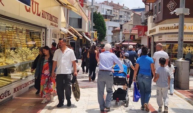 Eskişehir'de çarşıda yoğunluk: Güzel havayı gören kendini sokağa attı
