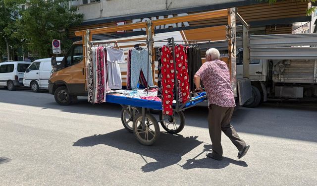 El arabasını tezgâha dönüştürdü, mahalle mahalle geziyor