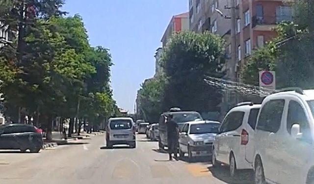 Eskişehir'de duyarsız sürücüye yayanın tepkisi gündem oldu!