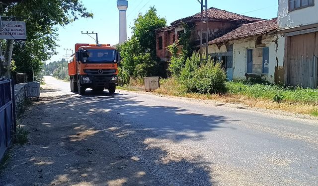 Bilecik’te sıcaktan asfalt eridi!