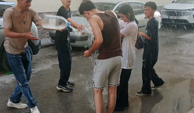 Eskişehir'de sıcaktan bunalan gençlerden su savaşı