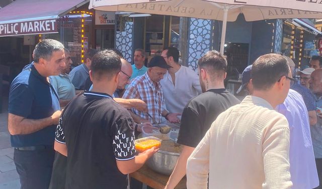 Odunpazarı esnafından vatandaşlara aşure ikramı