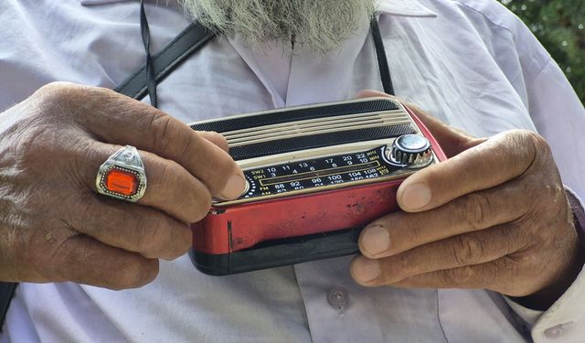 Eskişehir’de zamana direnen adam: Akıllı Telefon yerine pilli radyo