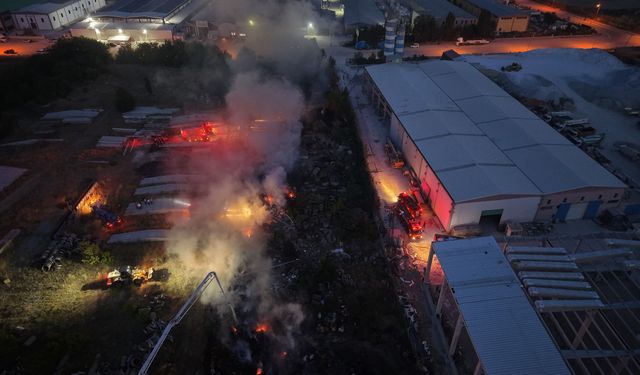 Otluk alandaki yangın fabrikaya sıçramadan söndürüldü !
