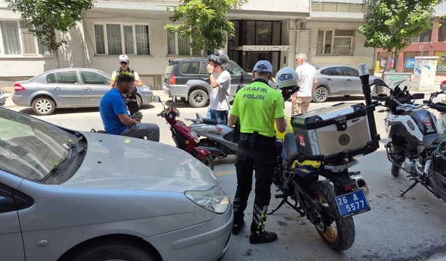 Eskişehir'de denetime motosikletle girdi, taksiyle çıktı!