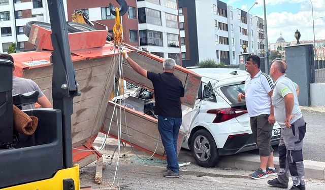 Eskişehir'de faciadan dönüldü: Silindir aracın üzerine devrildi!