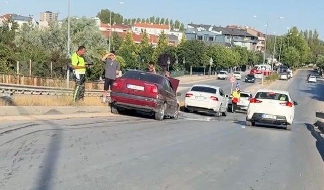 Eskişehir'de kaza sonrası yola dökülen yağ sürücülere zor anlar yaşattı!