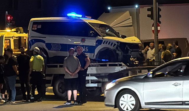 Eskişehir'de alkollü ve ehliyetsiz sürücü polis aracıyla çarpıştı!