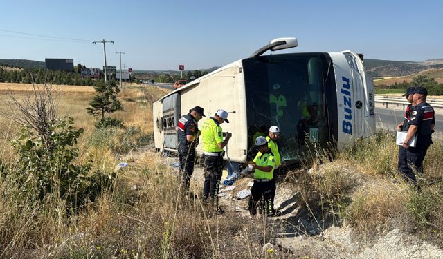Eskişehir'de yolcu otobüsü devrildi: Çok sayıda yaralı var!