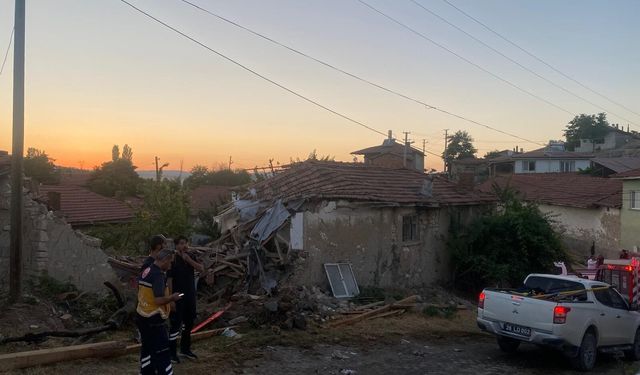 Seyitgazi'de yangını söndürmeye gittiler: Dönüş yolunda kaza geçirdiler!