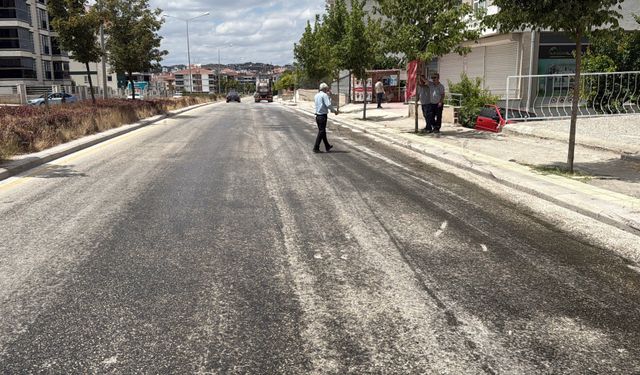 Eskişehir'de yola dökülen yağ facia saçtı: Araç duvarda asılı kaldı!