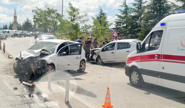 Eskişehir'de araçlar kafa kafaya çarpıştı!