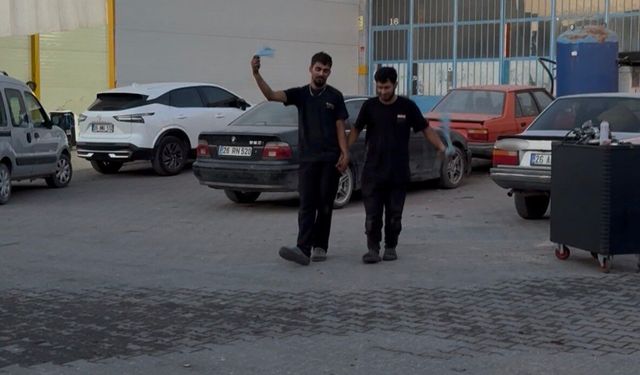 Eskişehir'de halay müziğini duyan işçiler işe ara verdi