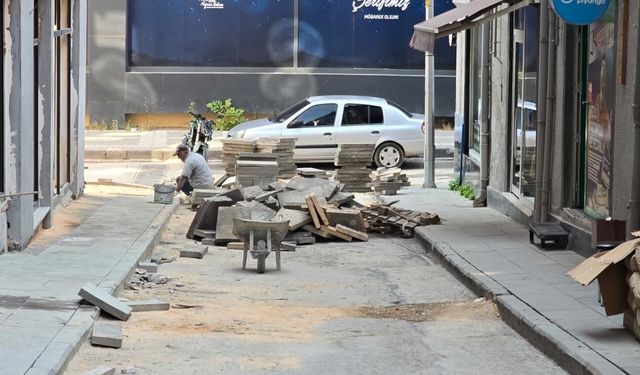 Bilecik'te kaldırım çalışması uzayınca esnaf mağdur oldu