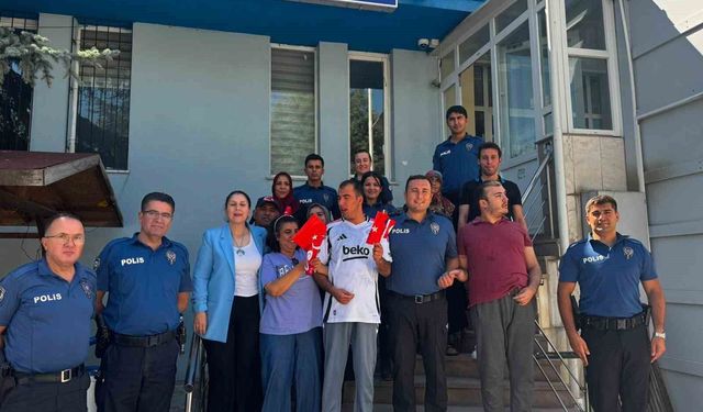 Afyon'da otizmli çocuklardan duyarlı başkomisere teşekkür