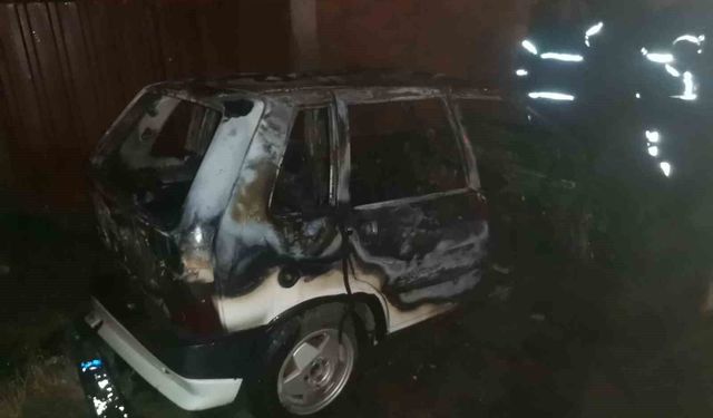 Afyon'da park halindeki otomobil alevlere teslim oldu