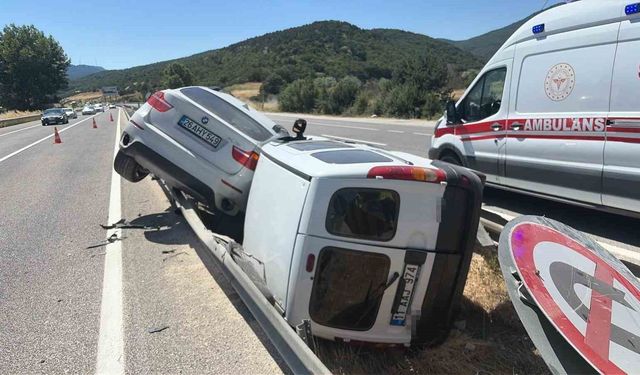 Bilecik'te sollamaya çıkan iki otomobil çarpıştı: 4 yaralı