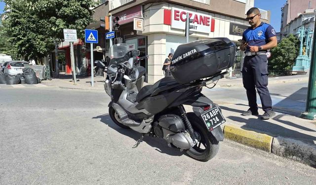 Eskişehir'de kavşakta kaza: Zabıta hastaneye kaldırıldı
