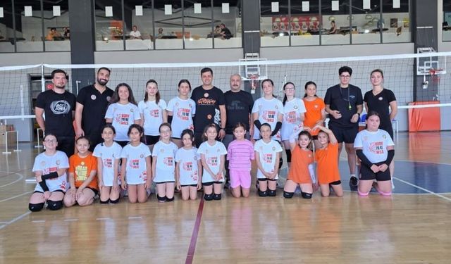 Küçük voleybolcularla bir araya geldi