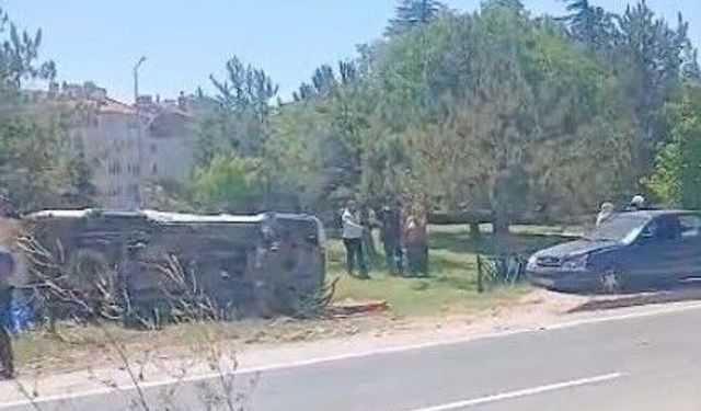 Seyitgazi yolunda kaza: Otomobil yol kenarına devrildi!