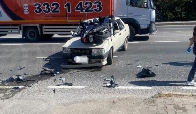Eskişehir'de feci kaza: Motosiklet aracın üzerinde kaldı!