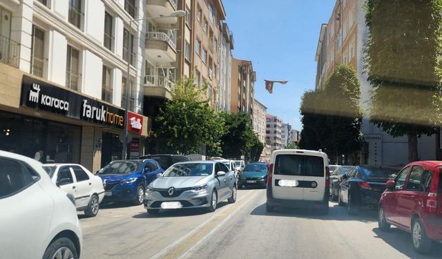 Eskişehir'de düzensiz parklar sürücüleri zorluyor