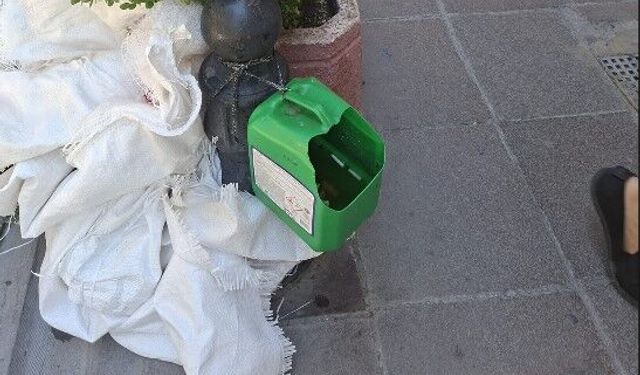 Demir duba sigara izmaritliğine döndü