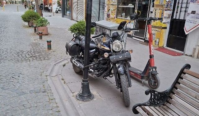 Eskişehir kaldırımında motosiklet engeli