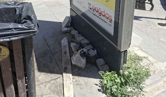 Eskişehir'de panoyu taşla ayakta tutmaya çalıştılar