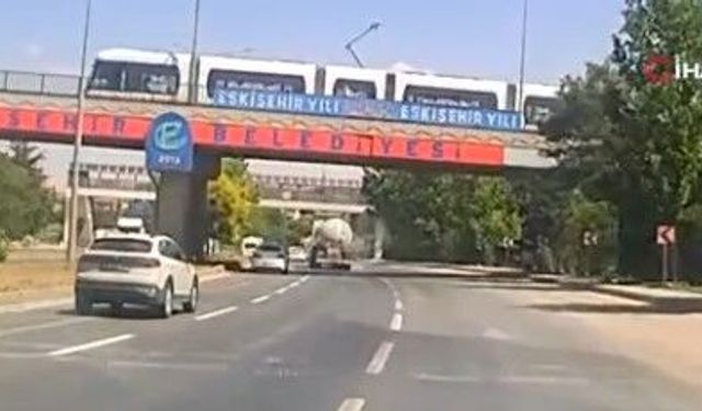 Eskişehir'de tankerin lastiği patladı, o anlar kamerada!