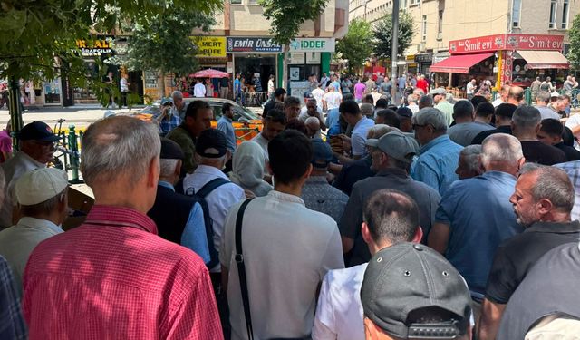 Eskişehir'de şehit Mehmet Demirbaş için lokma ve simit dağıtıldı
