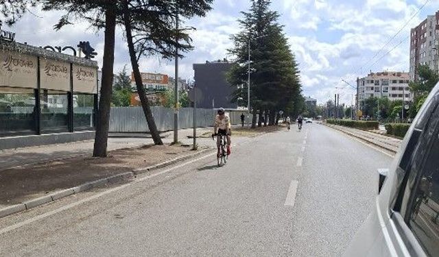 Eskişehir'de bisikletliler araçlarla aynı yolu paylaşıyor