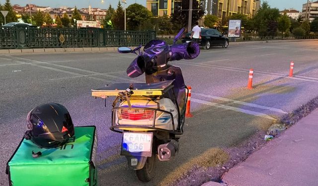 Eskişehir'de köpekten kaçmaya çalışan kurye araca çarptı!