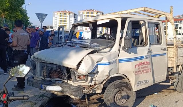 Eskişehir'de kavşakta araçlar hurdaya döndü: Bölge halkı kasis istiyor!