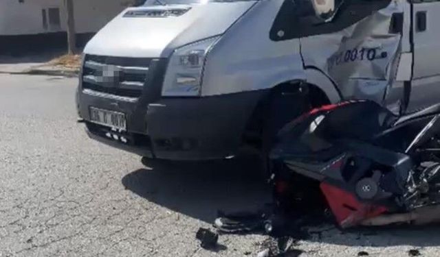 Eskişehir'de motosiklet kazası: Hurdaya döndü!
