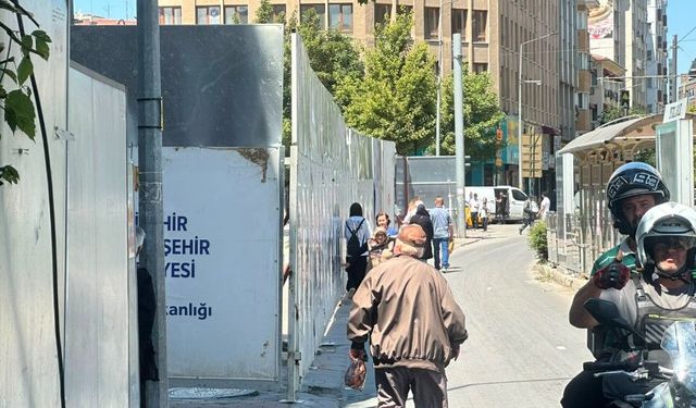 Eskişehir'de kaldırım çilesi: Yayalar ve araçlar aynı yerde!