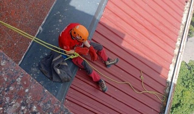 Eskişehir'de iki bina arasında mahsur kaldı, DAK ekipleri kurtardı
