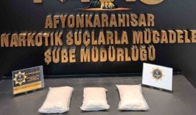 Afyon'da minibüsün koltuk döşemesinden 3 kilogram uyuşturucu çıktı!